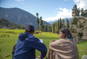 Alia Bhatt and Imtiaz Ali Shooting for Highway at Aru Valley, Kashmir, 12-05-2013