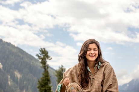 Alia Bhatt Shooting for Highway at Aru Valley, Kashmir, 12-05-2013    (640x427)