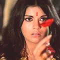 zeenat-aman-dum-maro-dum
