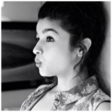 alia-bhatt-funny-face-look-nice-pose-during-promotion-highway