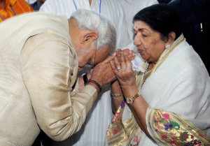Modi with Lata and Asha in Pune
