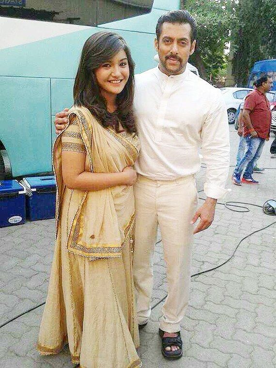 Salman Khan and Aashika Bhatia on the set of 'Prem Ratan Dhan Payo' earlier this month