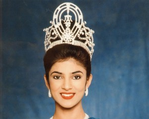 The first official photo-call of Sushmita Sen after winning the Miss Universe pageant
